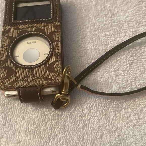 Coach I pod case with iPod     Firm price - Picture 3 of 14